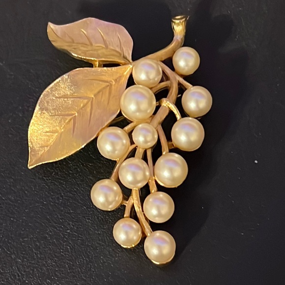 Vintage Designer Crown Trafari Susan Caplan Gold Faux Pearl Grape Brooch - Picture 9 of 12